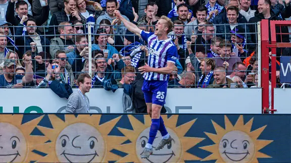 Osnabrücks Niklas Wiemann jubelt.