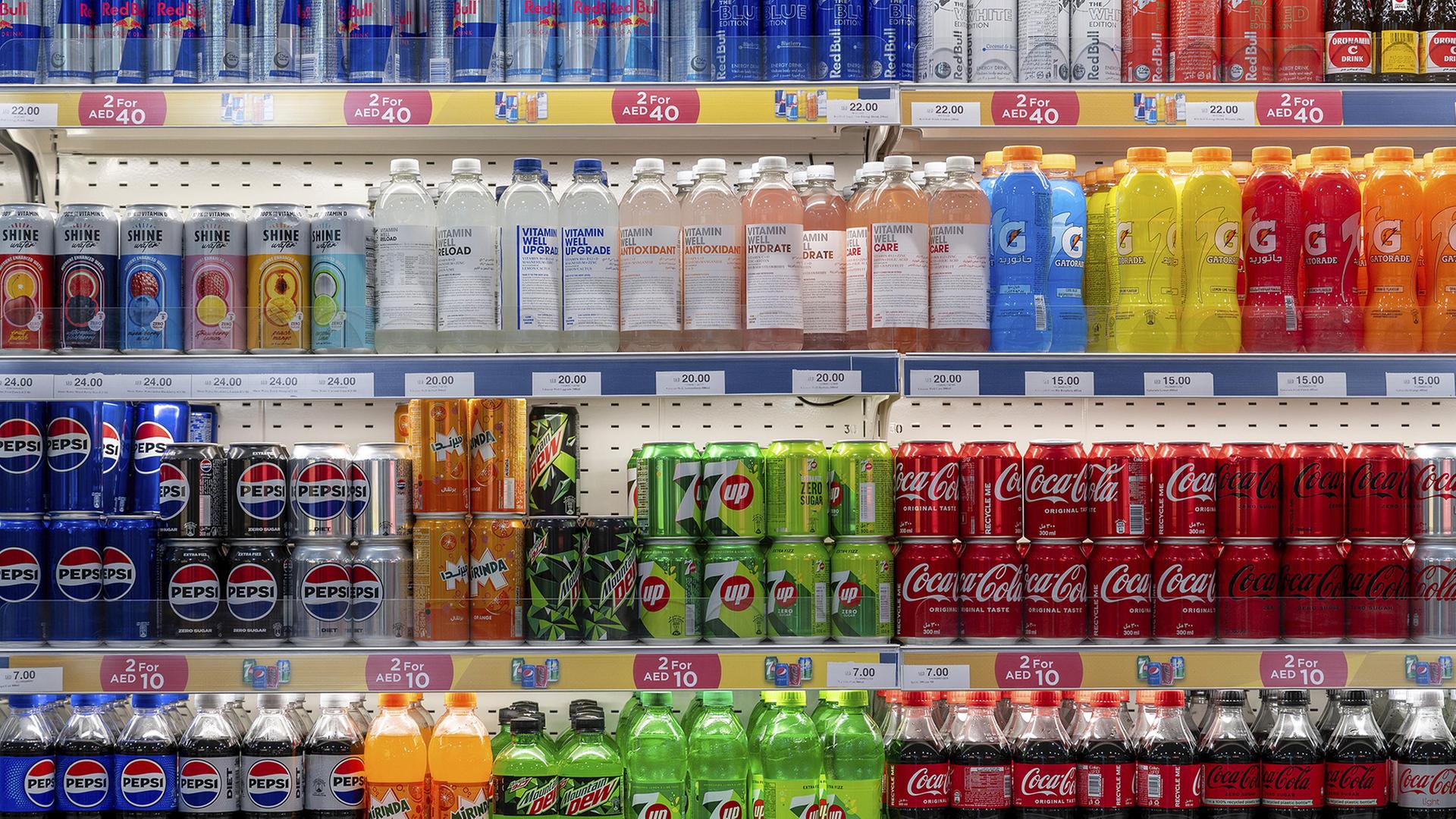 Ein Kühlschrank gefüllt mit zuckerhaltigen Getränken | picture alliance / imageBROKER | Pius Koller