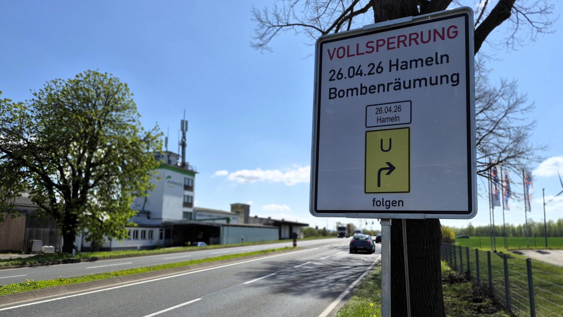 Ein Schild kündigt eine Sperrung wegen einer Bombenräumung in Hameln an. | NDR, Wilhelm Purk