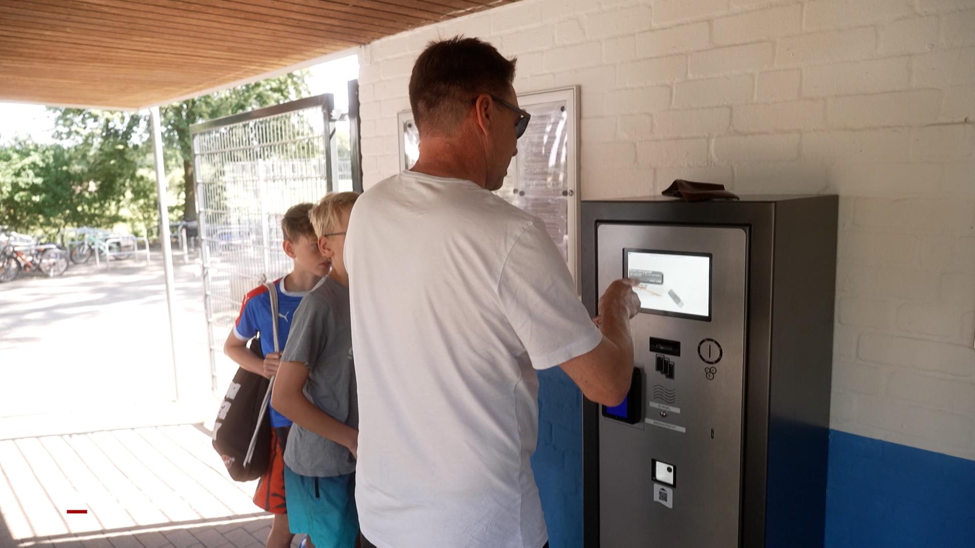 Digitalisierung im Freibad: Warum ein Kassenautomat für Frust sorgt