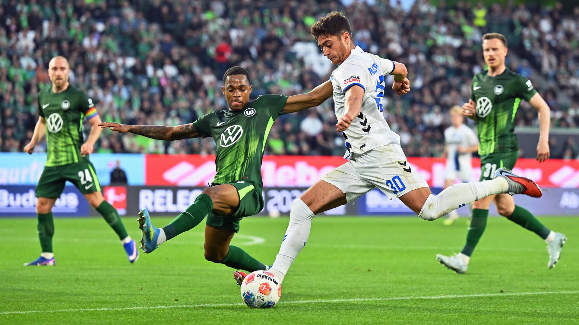 Stefano Marino (r, SC Paderborn 07) schießt vor Jeanuël Belocian (l, VfL Wolfsburg). | picture alliance/dpa | Swen Pförtner
