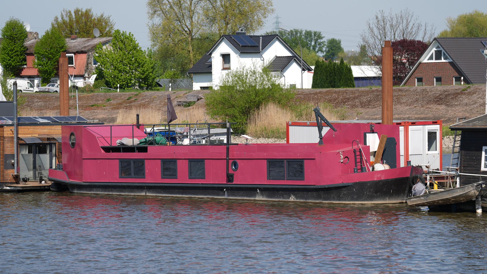 Prozessauftakt: Hamburger Autorin auf Hausboot erschlagen