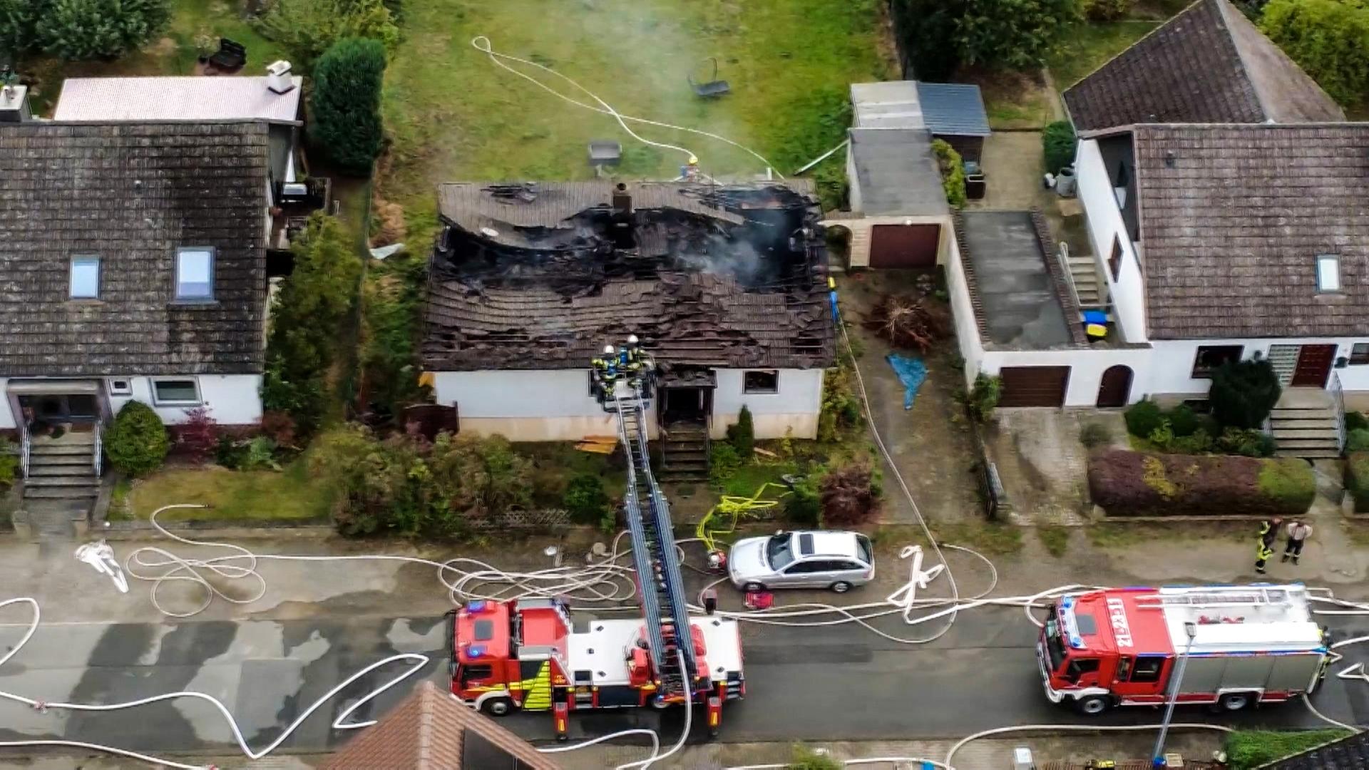 Feuerwehrleute löschen ein brennendes Haus in Bockenem (Drohnenbild). | Hannover Reporter