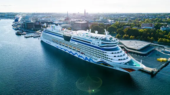 Die AIDAluna liegt am Ostseekai im Kieler Hafen