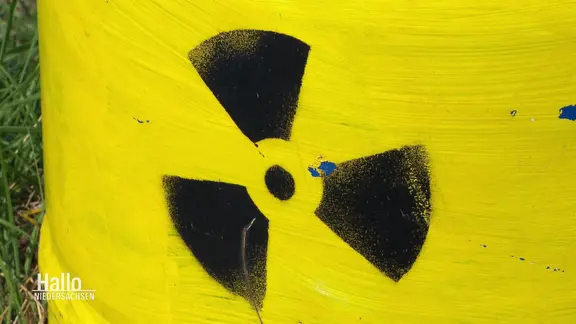 Eine gelbe Tonne mit dem klassischen schwarzen Symbol für Radioaktivität.
