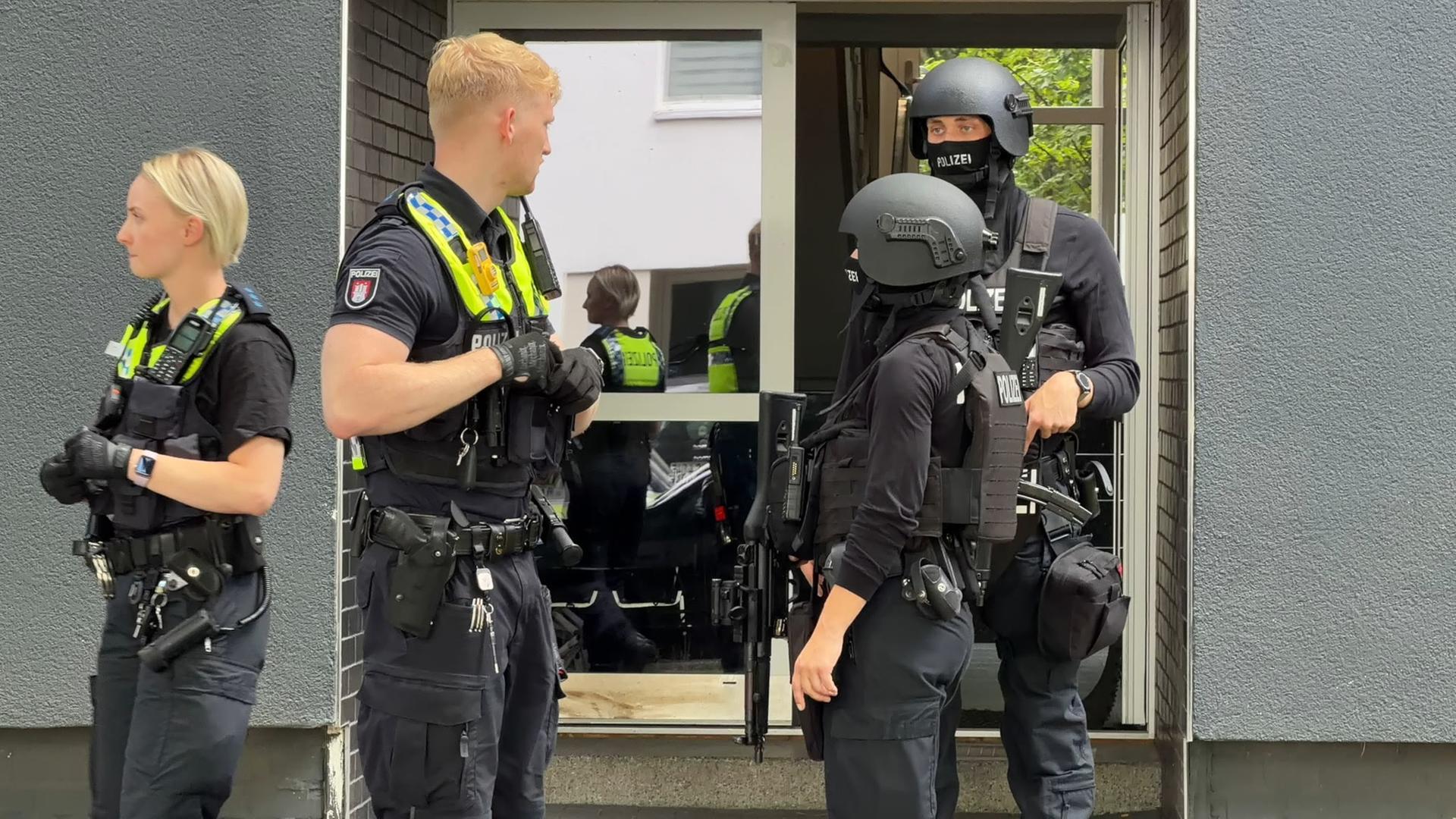 Schüsse in Steilshoop: Hamburger Polizei fahndet mit Hubschrauber