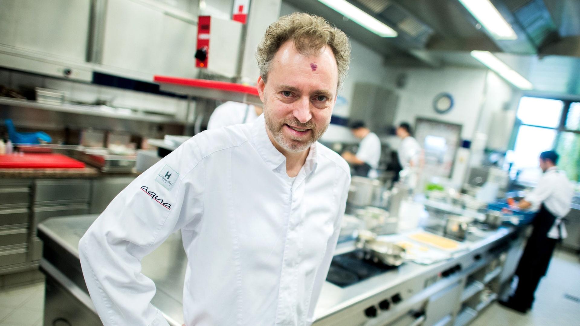 Sternekoch Sven Elverfeld steht in der Küche im Restaurant Aqua des Hotel Ritz-Carlton. | picture alliance/dpa, Hauke-Christian Dittrich