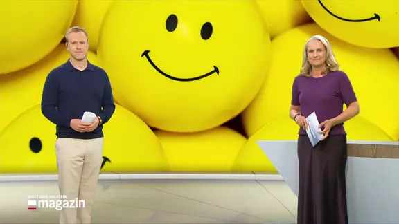 Die Moderatorin Harriet Heise und Moderator Henrik Hanses