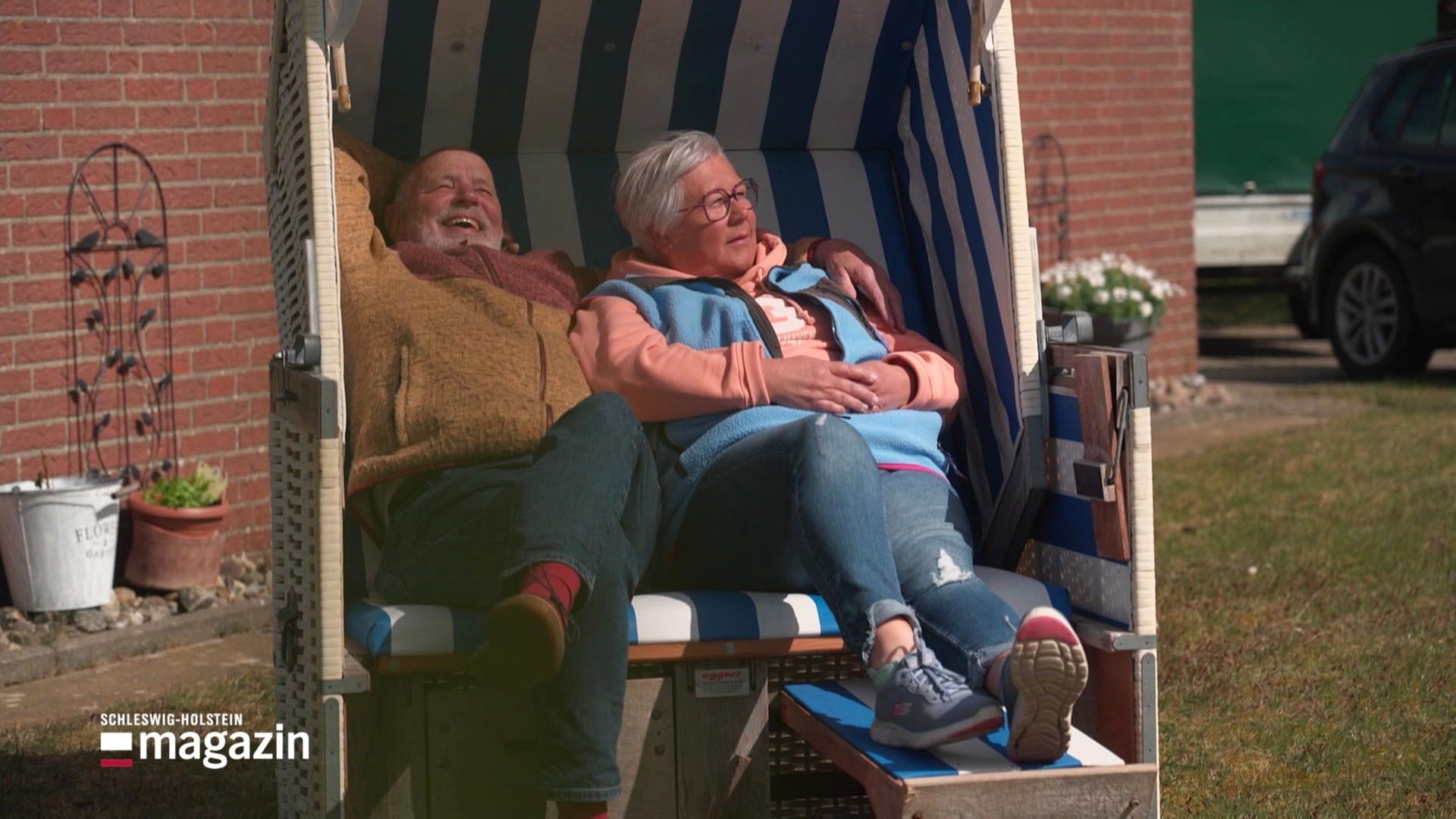In ihrem Garten liegen zwei Menschen in einem Strandkorb. | Screenshot