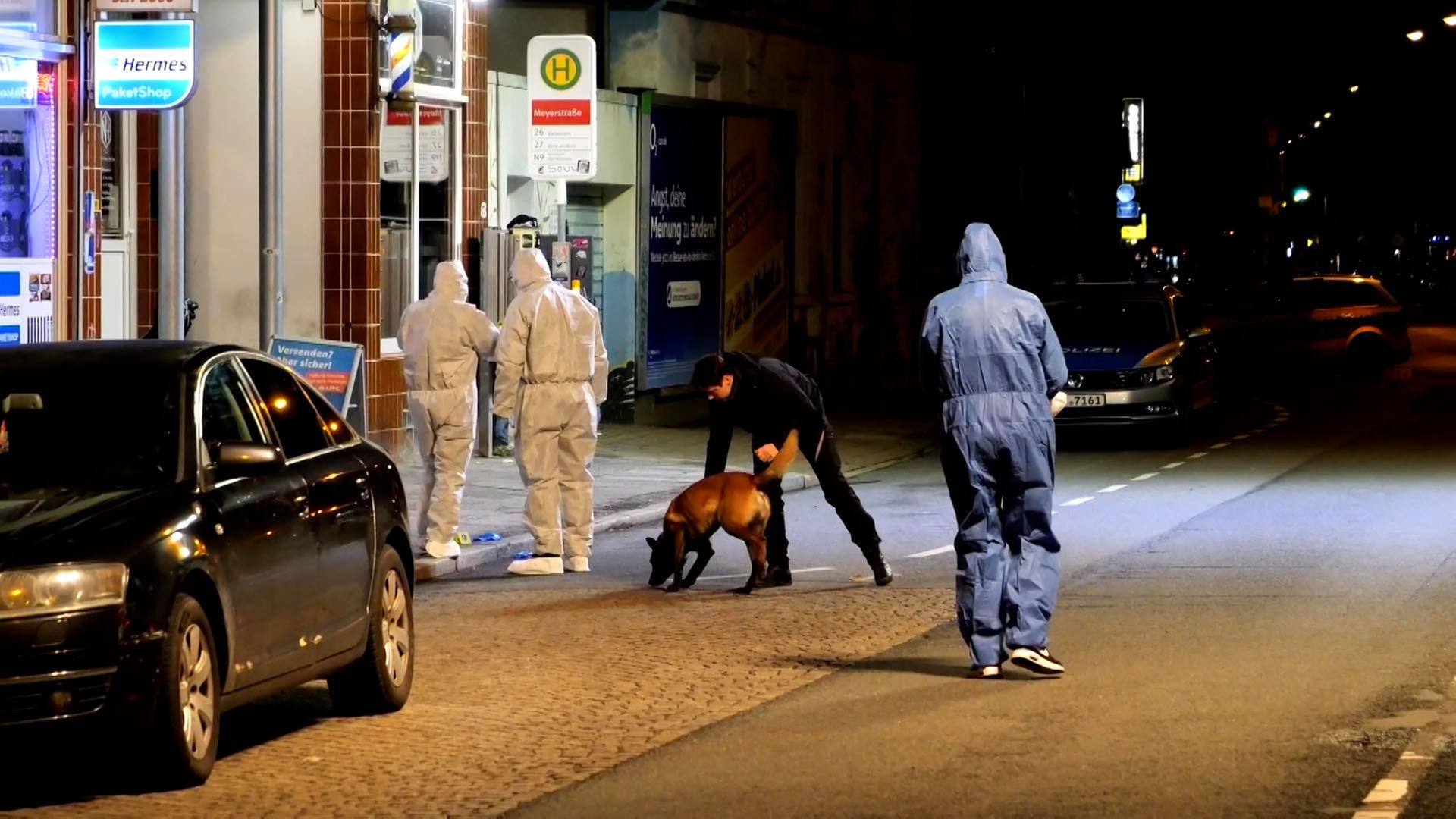 Mitarbeitende der Spurensicherung untersuchen eine Straße in Bremen. | TeleNewsNetwork