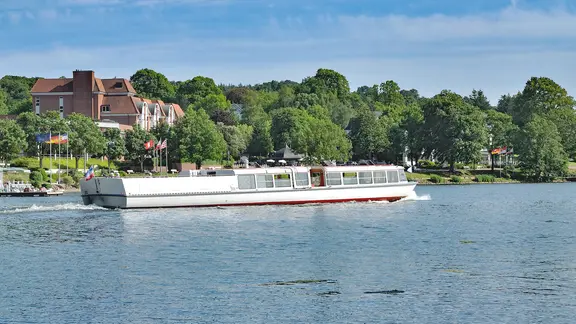 Ausflugsschiff auf dem Dieksee bei Bad Malente
