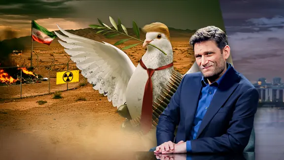 Eine Friedenstaube mit der Frisur von US-Präsident Donald Trump mit Patronengürtel und Krawatte mit Olivenzweig im Mund. Vor einer zerbombten Atomanlage in der iranischen Wüste. Daneben Christian Ehring. (extra 3 vom 26.06.2025 im Ersten) (Bild hat KI-generierte Elemente)