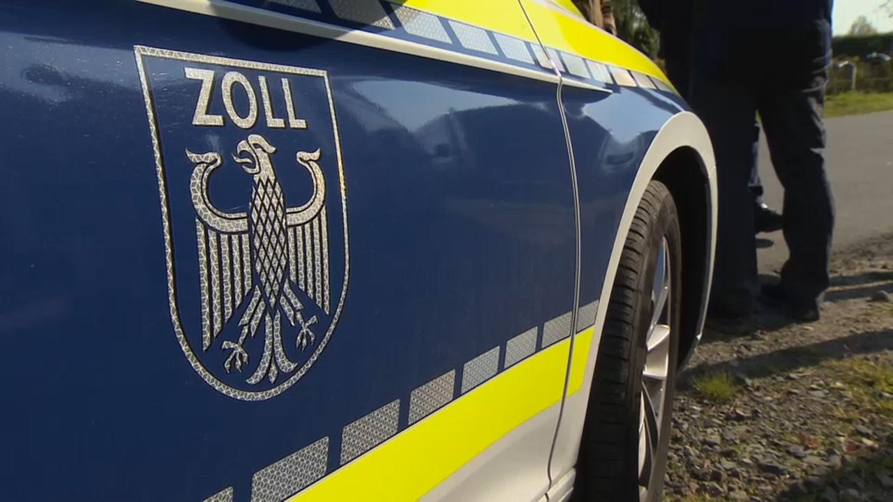 Ein Fahrzeug mit der Aufschrift 