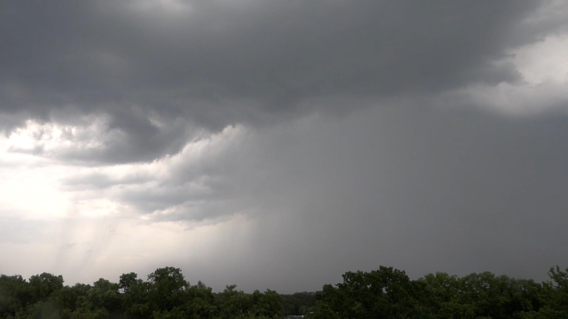Dunkle Wolken sind am Himmel zu sehen. | NonstopNews