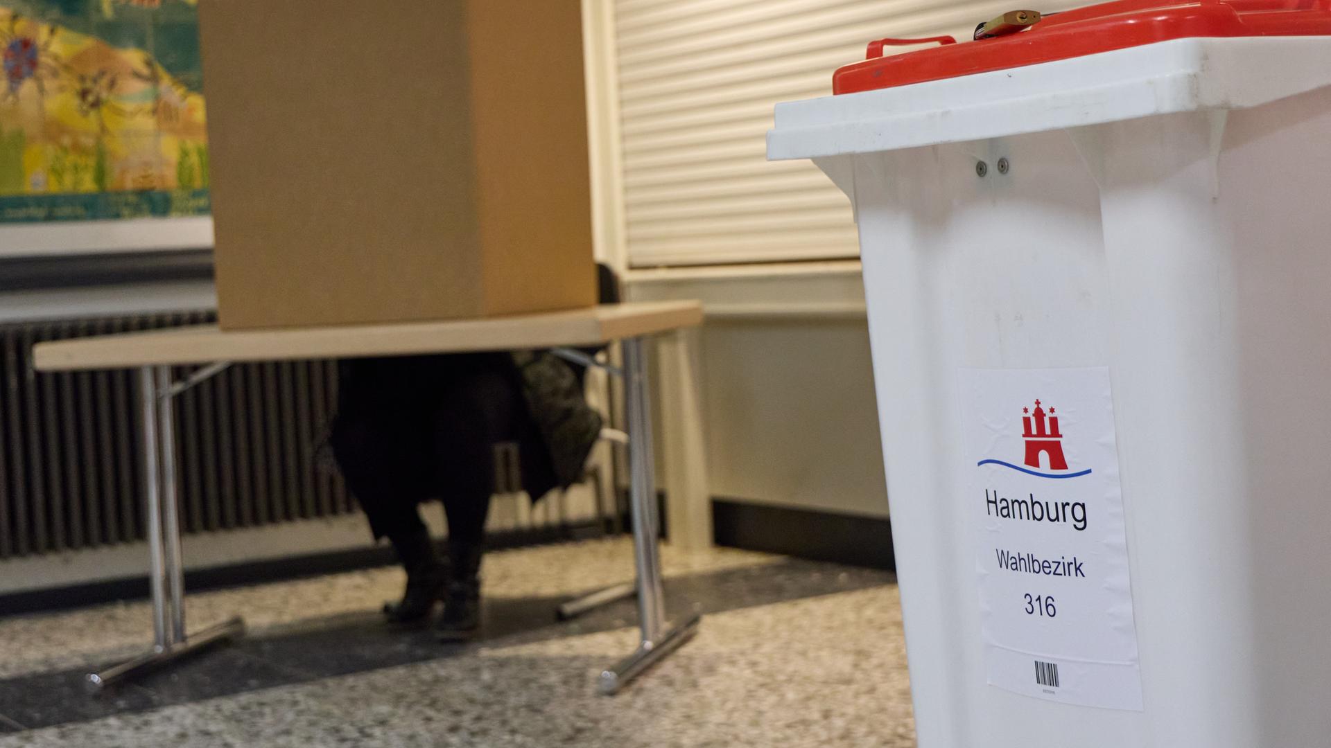 Volksentscheide in Hamburg: Ein Drittel der Stimmen abgegeben