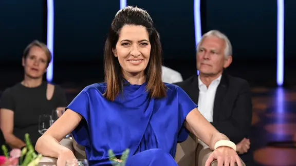 Linda Zervakis berichtet in einer Reportage über das deutsche Bildungssystem und in einer weiteren über das Thema Verteidigung. | NDR Fernsehen/ Uwe Ernst, Uwe Ernst Die Moderatorin Linda Zervakis ist zu Gast in der NDR Talk Show am 1. September 2023.