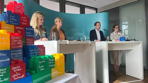 Cornelia Schmachtenberg, Karin Prien, Generalsekretär Lukas Kilian und Sprecherin Antonia Gragebei stehen bei der Klausurtagung der CDU in Rendsburg hinter einem Pult.
