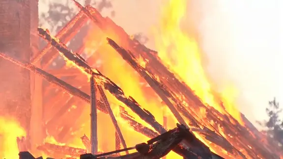 Ein Fachwerkhaus in Bippen steht in Flammen.