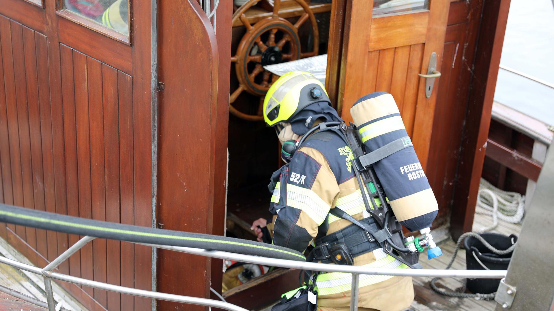Schwelbrand auf Kutter im Rostocker Stadthafen