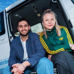 Kian Kühl und Julia Volp am NDR-Bus.