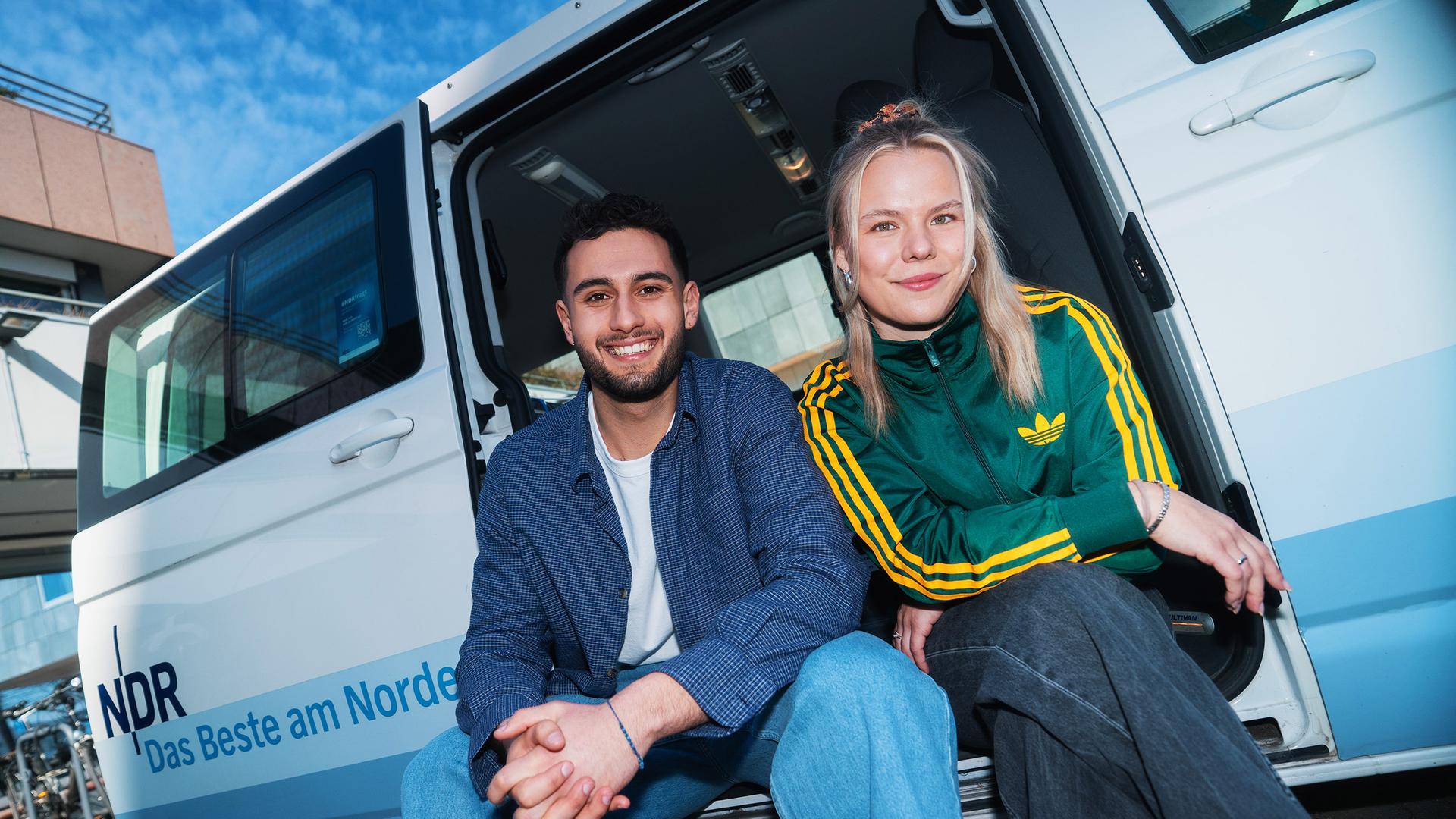 Kian Kühl und Julia Volp am NDR-Bus. | Tim Streufert/Paul Wessels, NDR