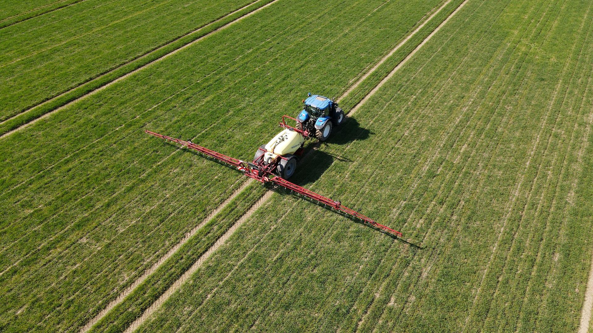 Ein Trecker düngt ein Feld. | picture alliance / AGRAR-PRESS | ikrick