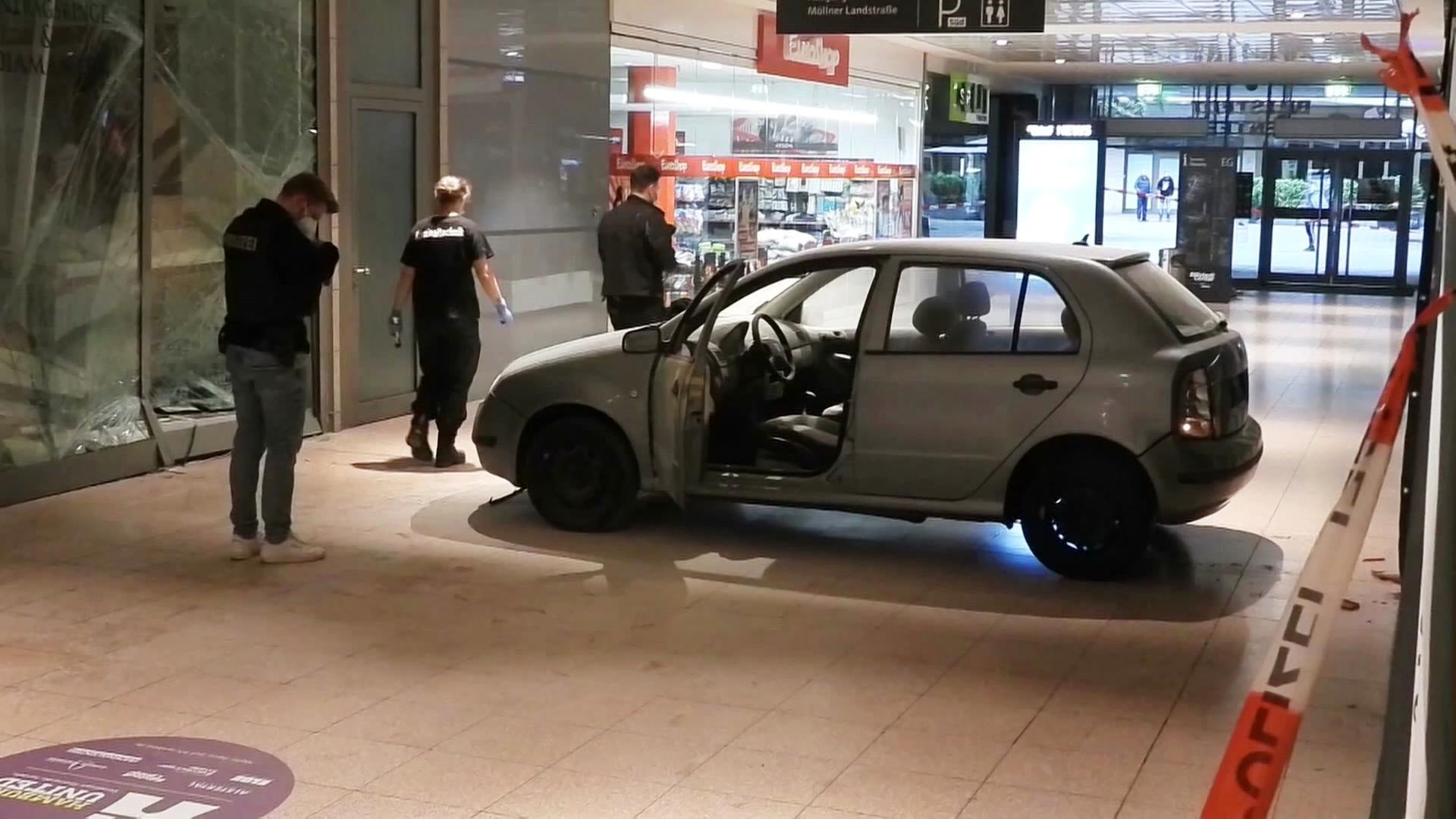 Billstedt Center: Täter rasen mit Auto in Juweliergeschäft