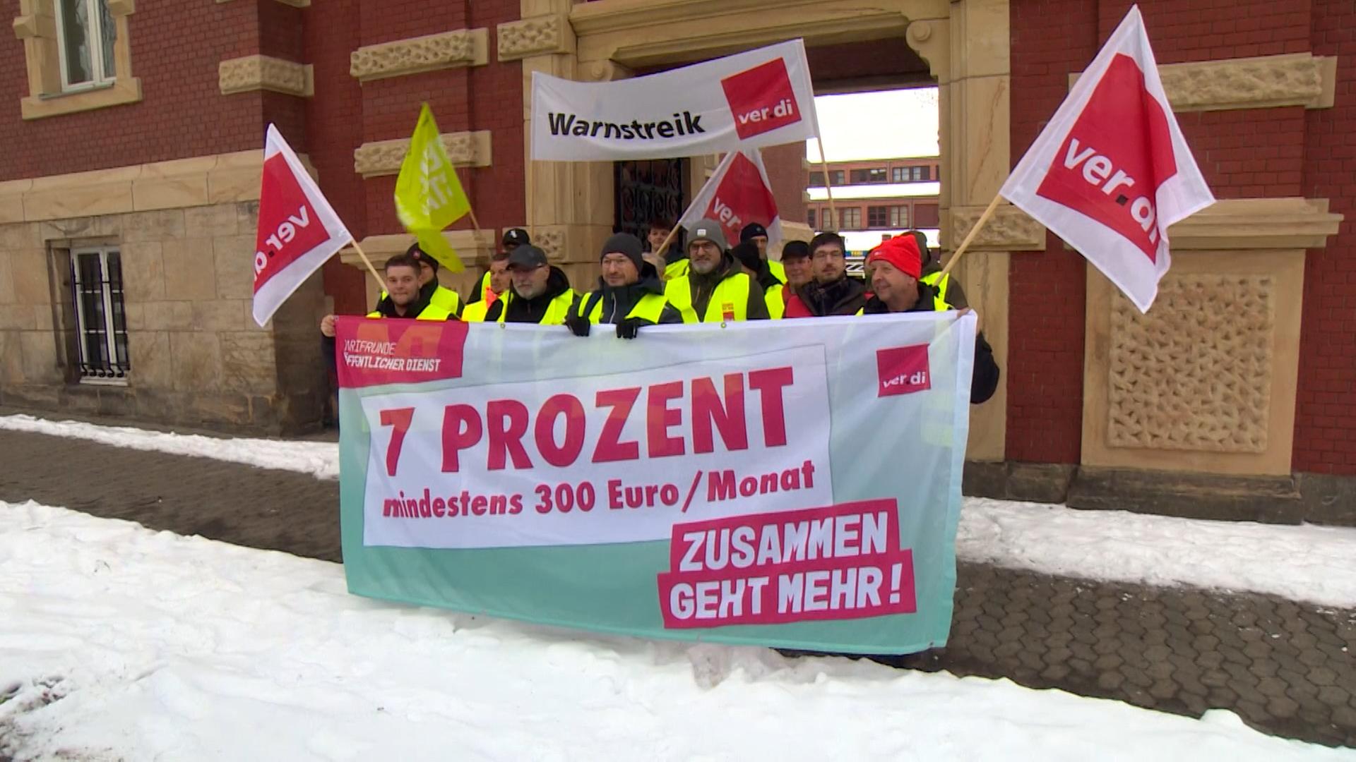 Mitarbeitende von Straßenmeistereien nehmen an einem Warnstreik teil. | HannoverReporter