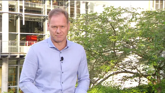 Thilo Tautz moderiert das Nordmagazin aus dem Garten des Landesfunkhauses in Schwerin.