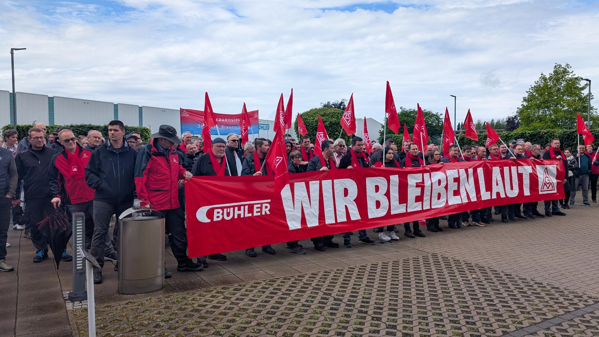 Beschäftigte bei Bühler demonstrieren gegen Sparpläne. | NDR, Alysha Kraft