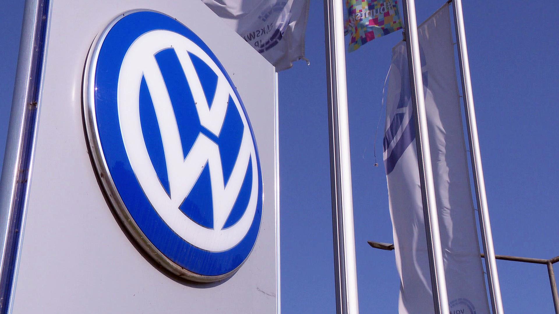 Das VW-Logo neben Fahnenmasten am Eingang zum VW-Werk. | NDR