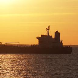 Ein aus dem russischen Ostseehafen Primorsk kommender Tanker fährt durch die Kadetrinne.