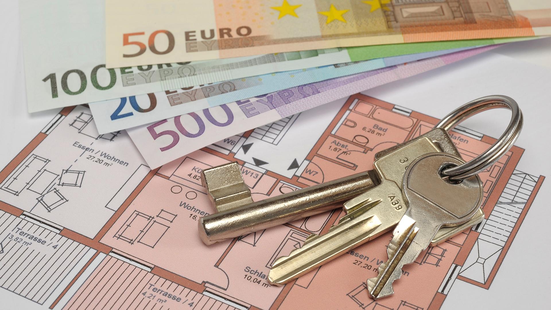 Auf einem Grundriss einer Wohnung liegen Geldscheine und Schlüssel. | Colourbox, -
