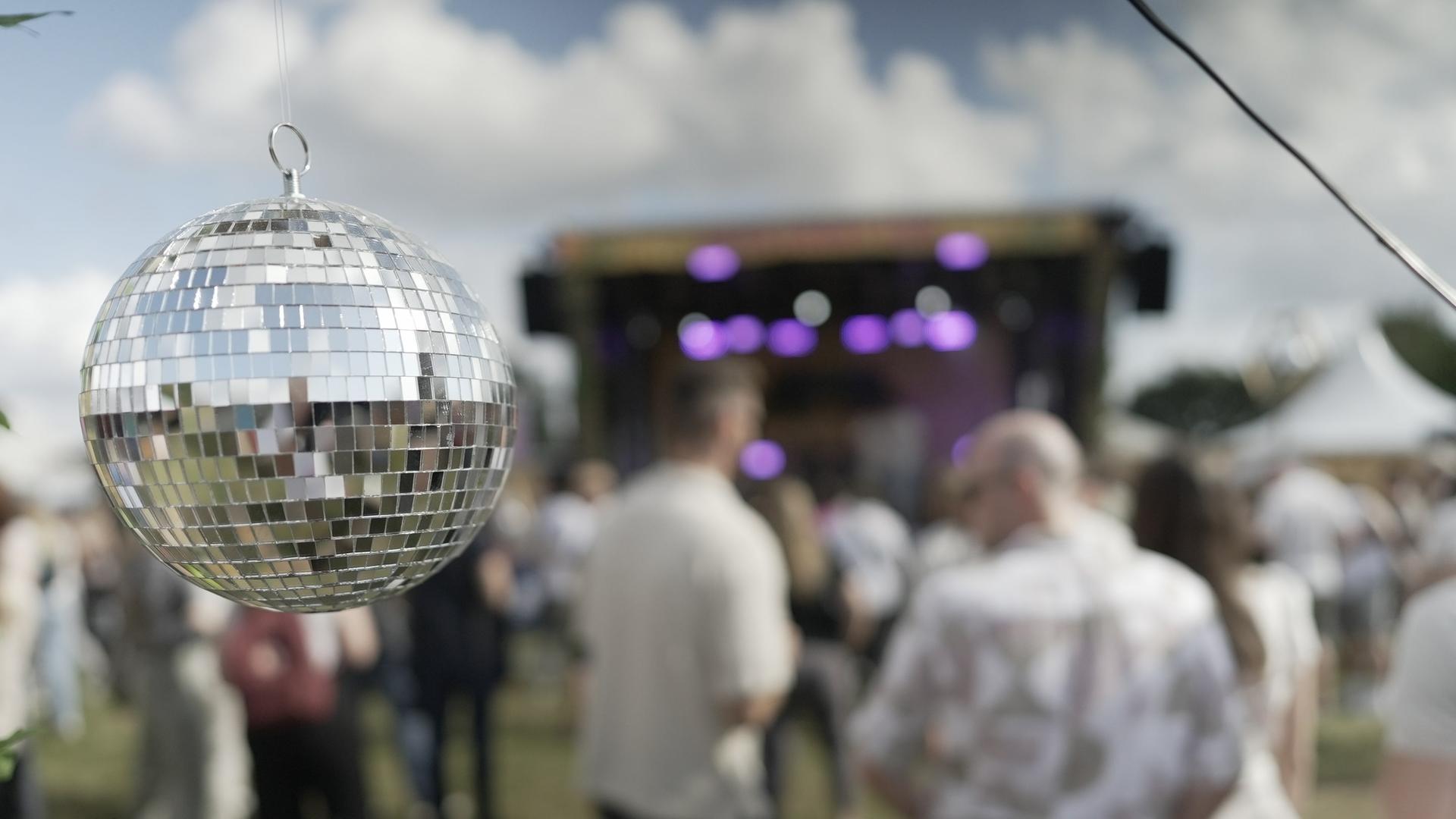 Eine Discokugel vor dem Hayo-Festival in Bordenau. | NDR