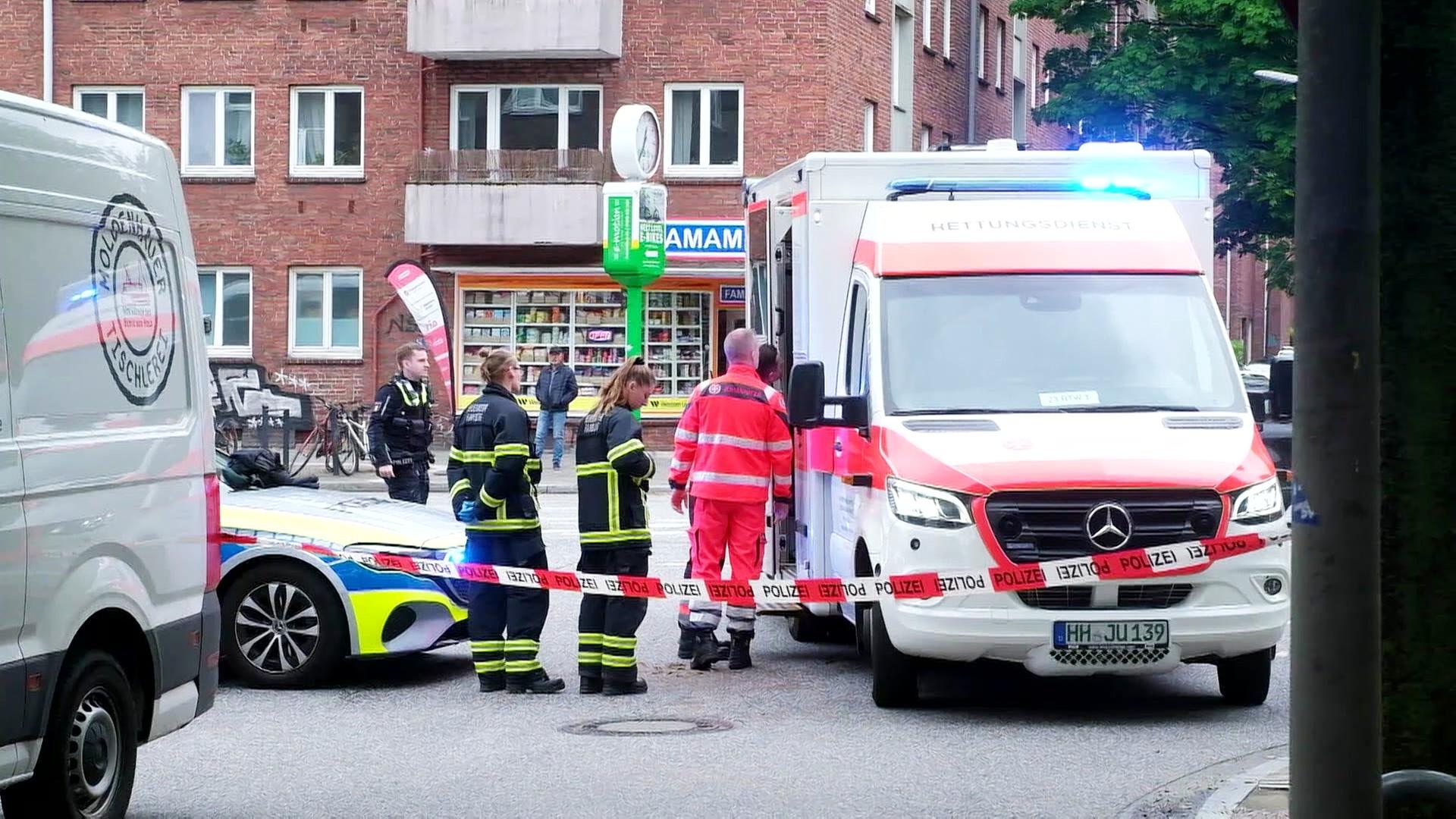 Einjähriges Kind stürzt aus dem zweiten Stock auf den Fußweg