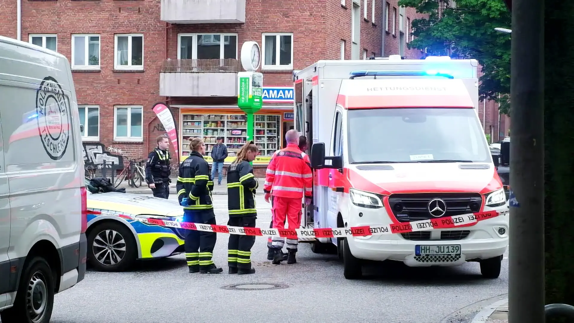 HH: Einjähriges Kind stürzt aus dem zweiten Stock auf den Fußweg
