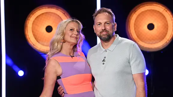 Steven Gätjen und Barbara Schöneberger sind die Moderatoren der NDR Talk Show am 28. August 2026.