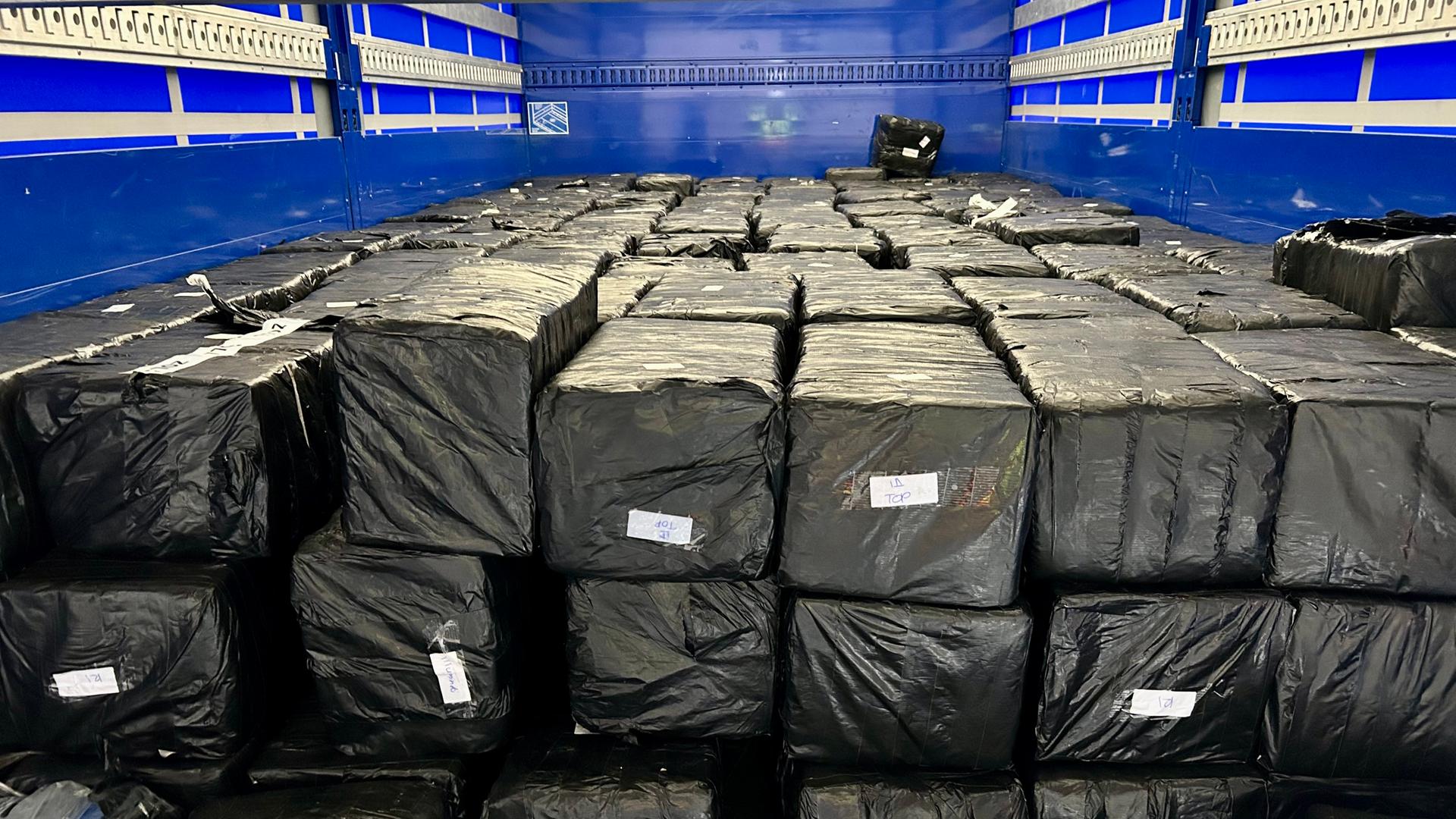 In schwarze Folie verschweißte Kokain-Pakete, die vom Zoll beschlagnahmt wurden. | Zoll