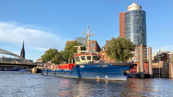 Das Feuerwehrschiff "Prag" erreicht mit seinem flachen Boden auch seichte Ecken des Hafens.