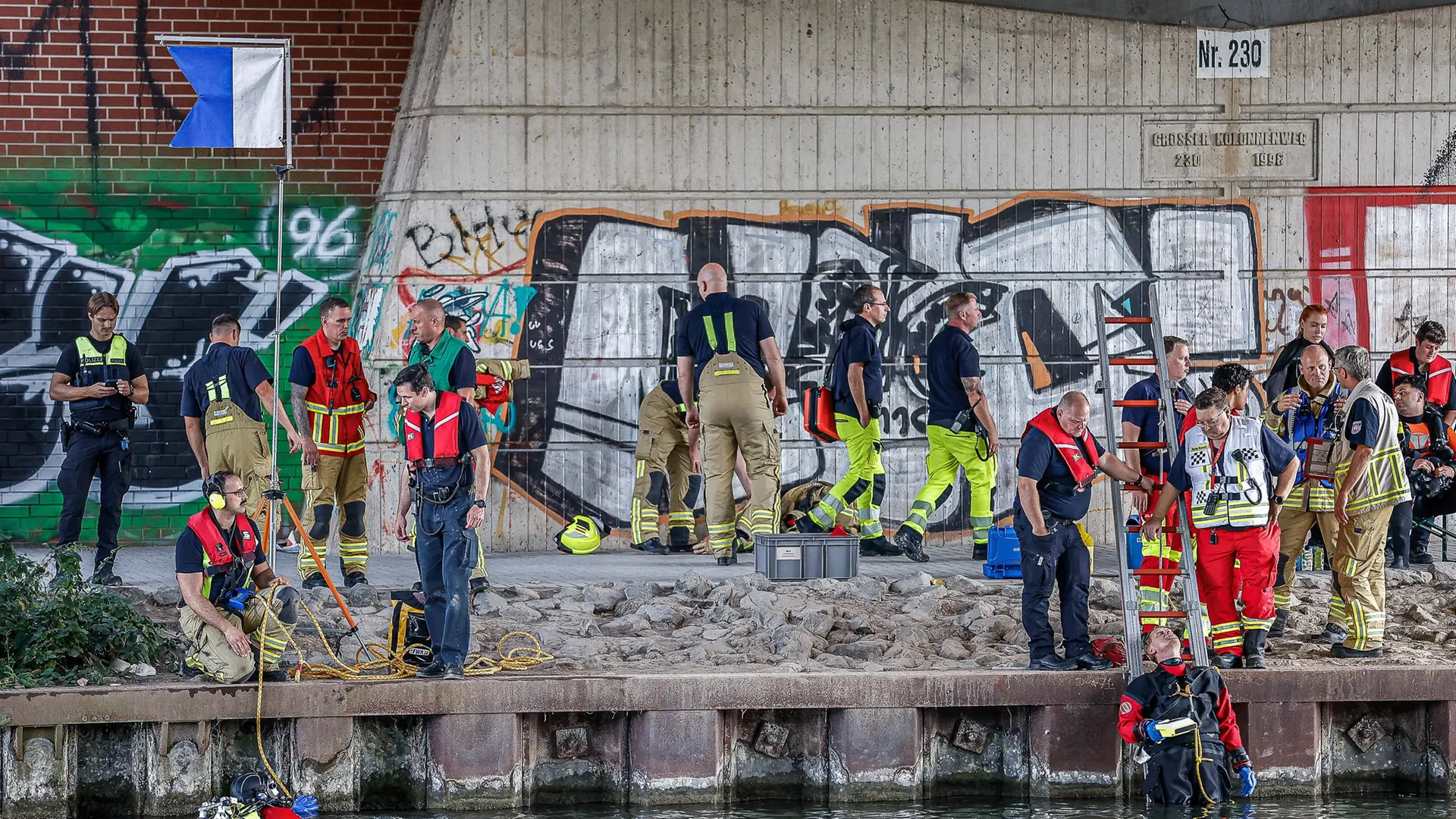 Hannover: Suchaktion am Mittellandkanal nach Kleidungsfund | ndr.de