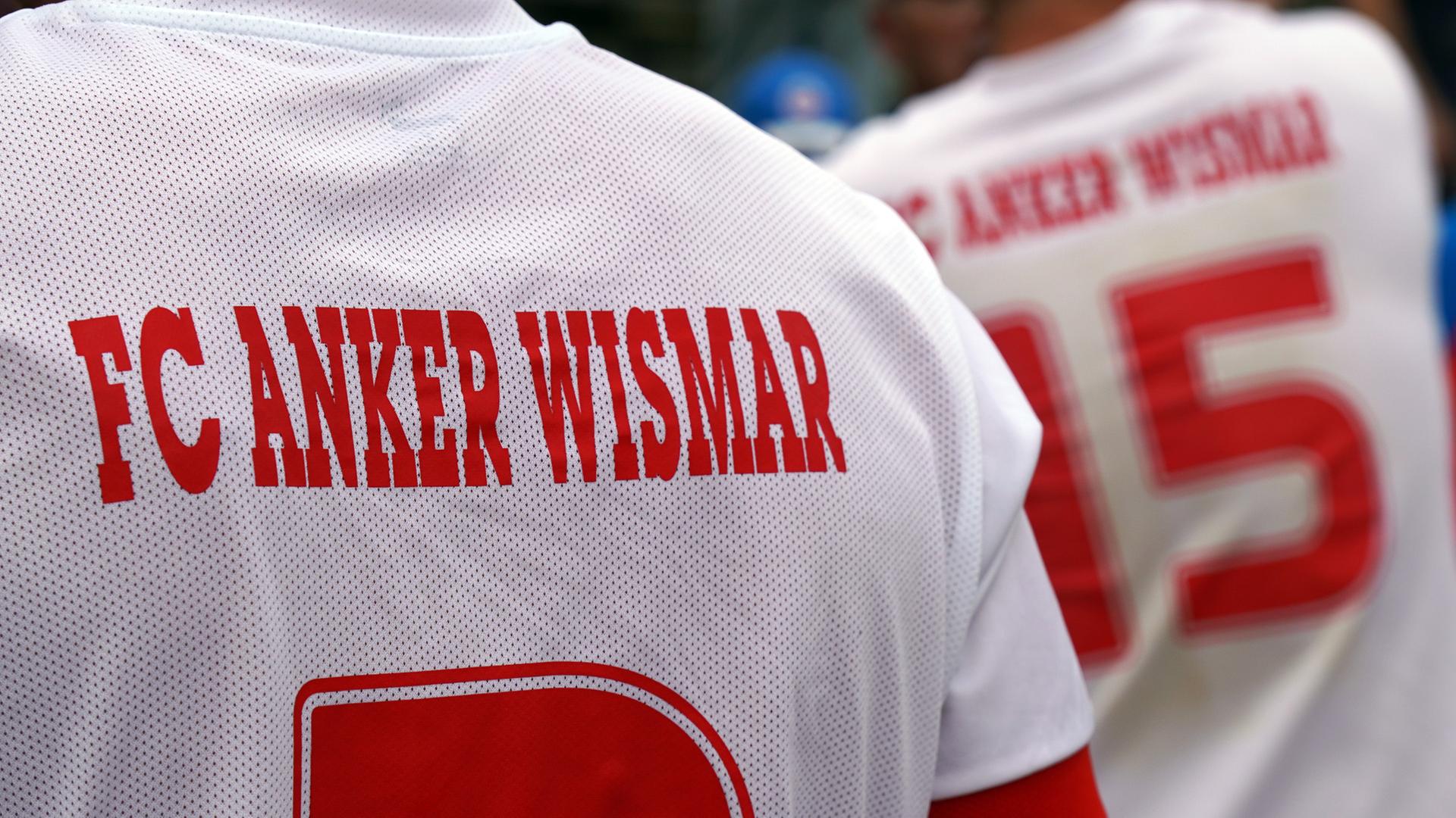 Anker Wismar Spieler in Trikots | NDR