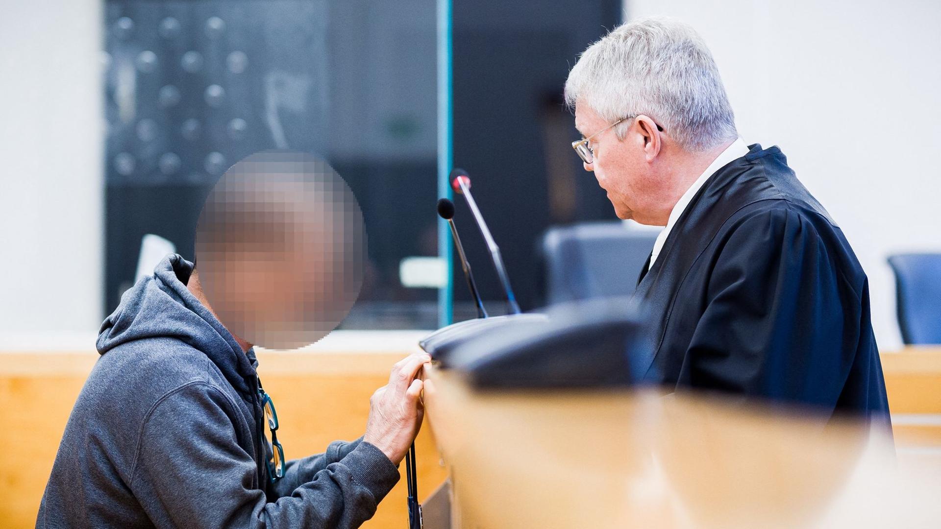 Ein Angeklagter (l) spricht vor Prozessauftakt mit seinem Verteidiger Gerd Schwarz in einem Saal des Landgerichts.  | dpa-Bildfunk