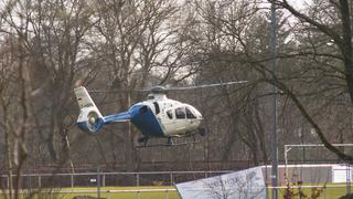 Ein Hubschrauber startet von einem Fußballplatz in Barßel.