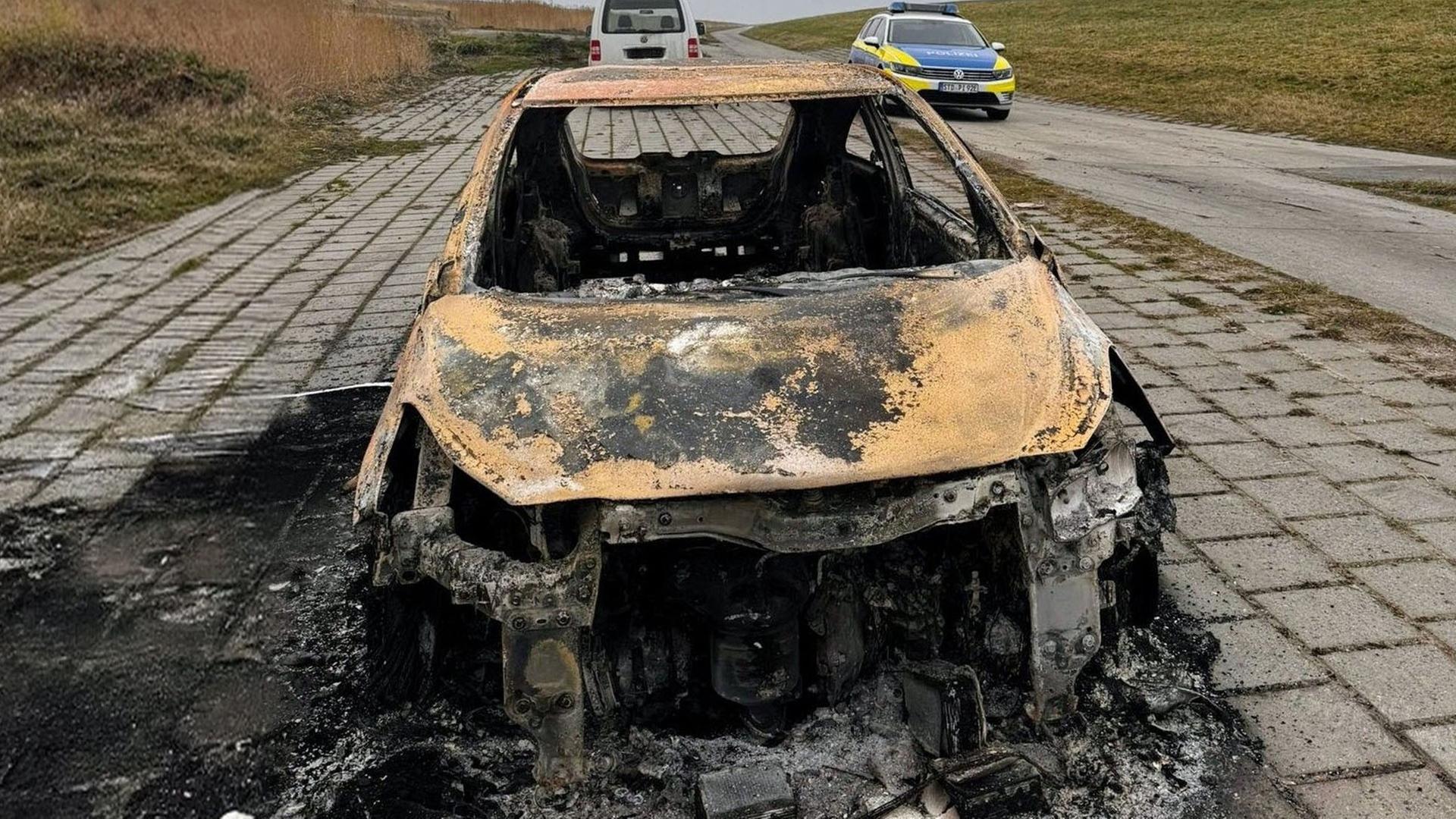 Die Polizei fand den ausgebrannten Opel Corsa am Samstag am Deich in Balje. | Polizei Stade
