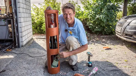 Gärtner Peter Rasch baut einen Erdkühlschrank.