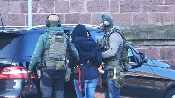 In Karlsruhe wird eine Person aus einem Hubschrauber geführt. Womöglich handelt es sich dabei um die frühere RAF-Terroristin Daniela Klette.