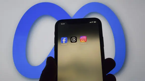 Ein Handy mit den Apps Facebook, Threads und Instagram