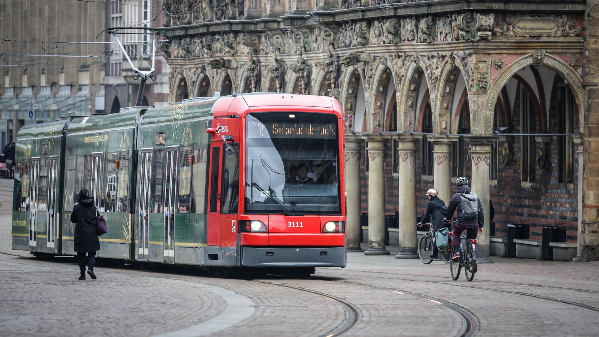 Eine Straßenbahn fährt vor dem Rathaus in Bremen. | picture alliance/dpa | Focke Strangmann