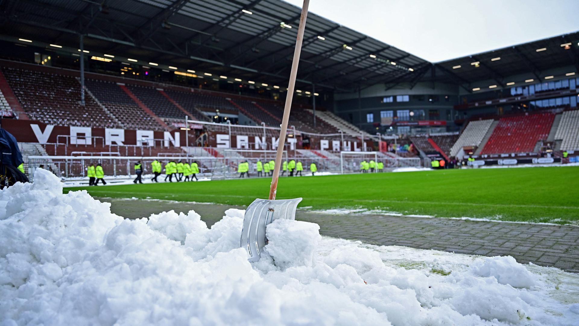 Schnee im Millerntor-Stadion  | Witters