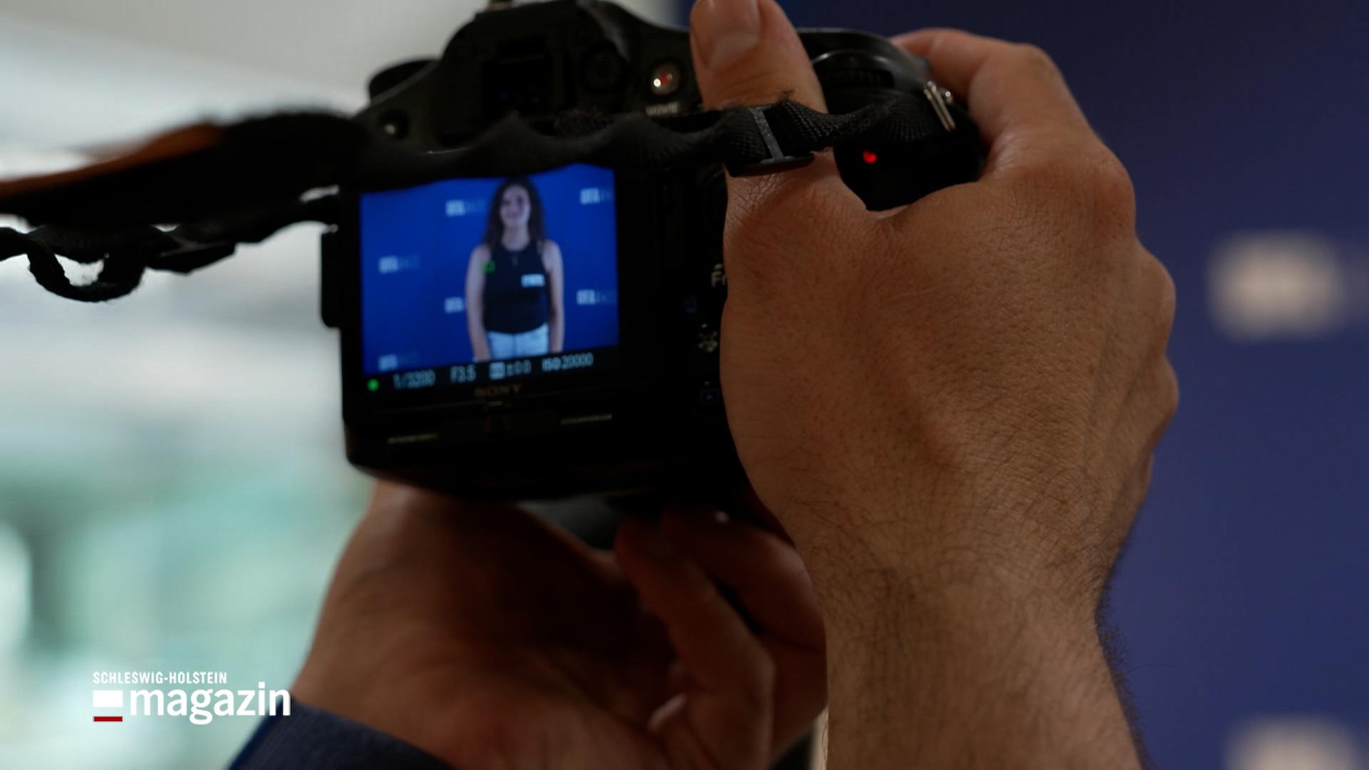 Eine Person fotografiert bei einem Casting eine andere | NDR